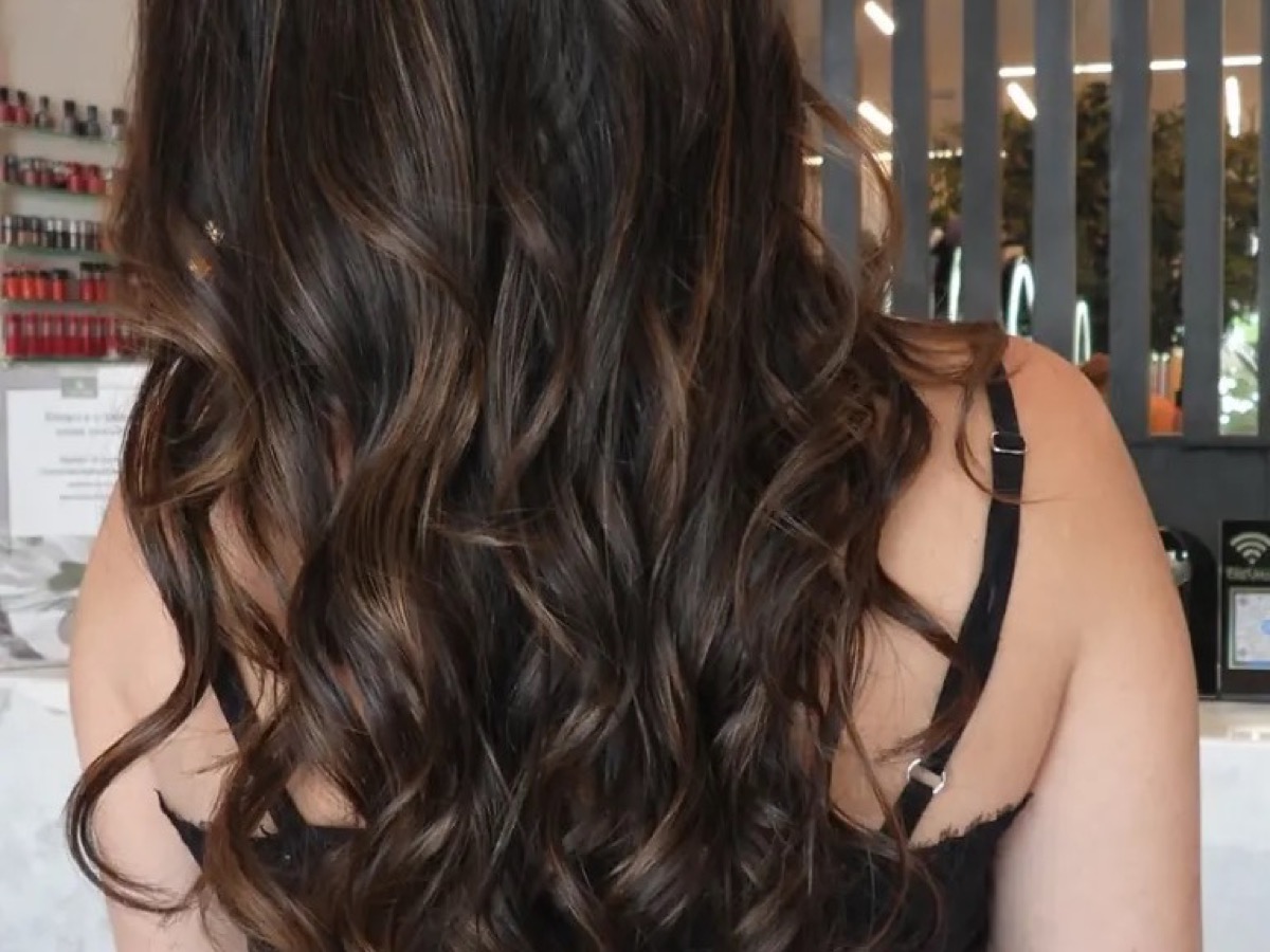 Resultado de mega hair com acabamento natural, harmônico e elegante